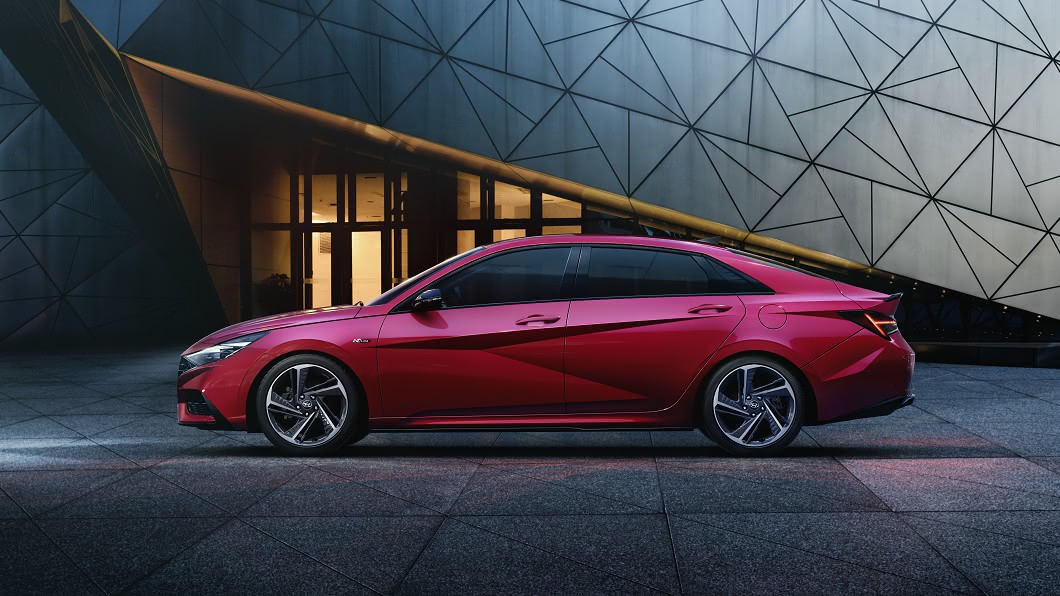 Elantra N Line車側鈑金運用折線凸顯俐落視覺效果。(圖片來源/ Hyundai)