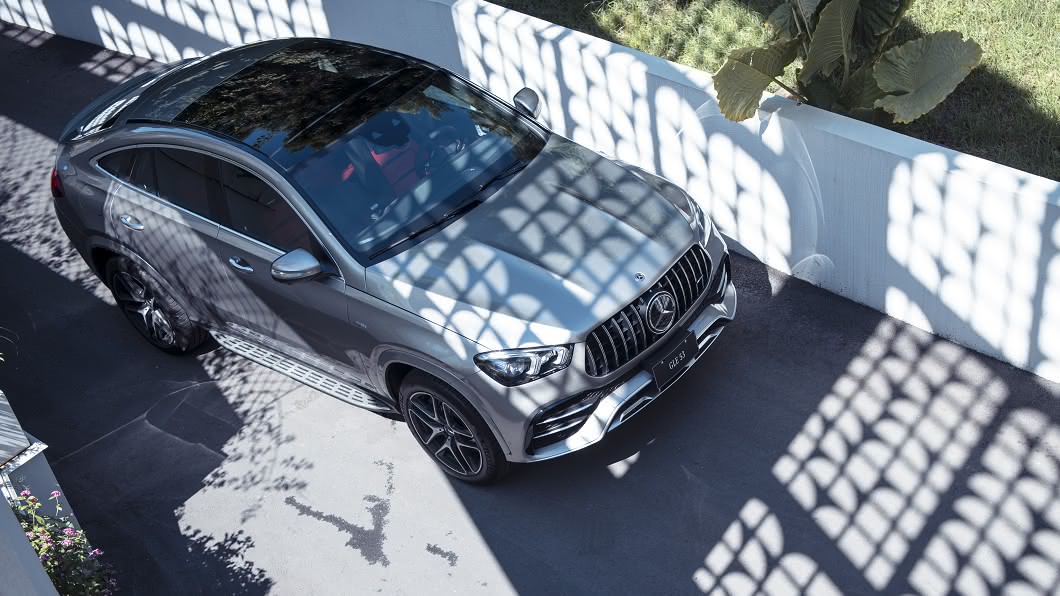 GLE 53 Coupé車頭擁有AMG專屬直曝式水箱罩設計。(圖片來源/ M-Benz)