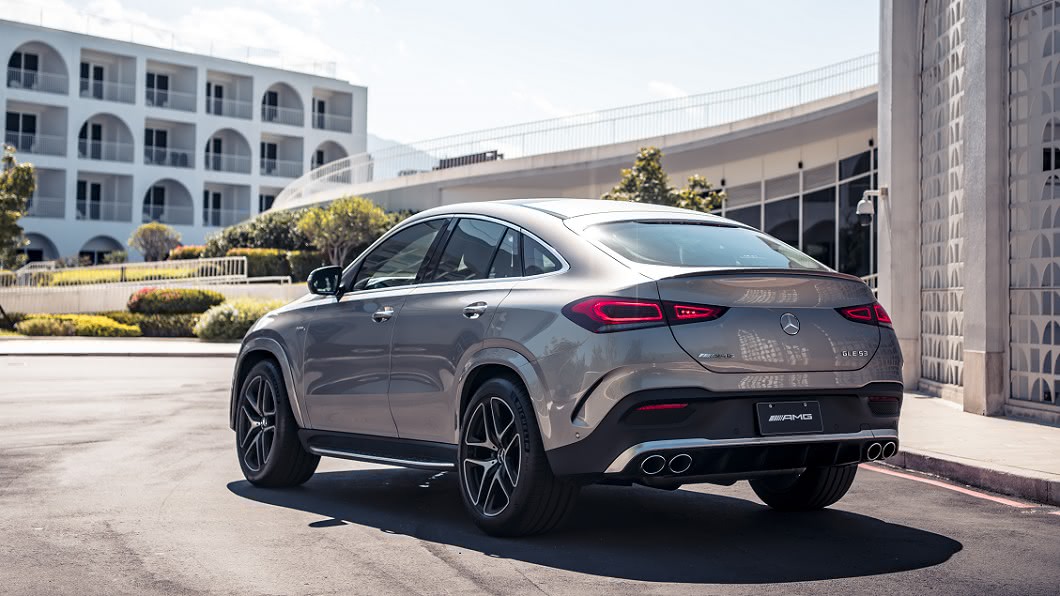GLE Coupé 外型承襲豪華跑旅家族的經典設計,具備馭風而行的 Coupé 跑車化斜背線條。(圖片來源/ M-Benz)