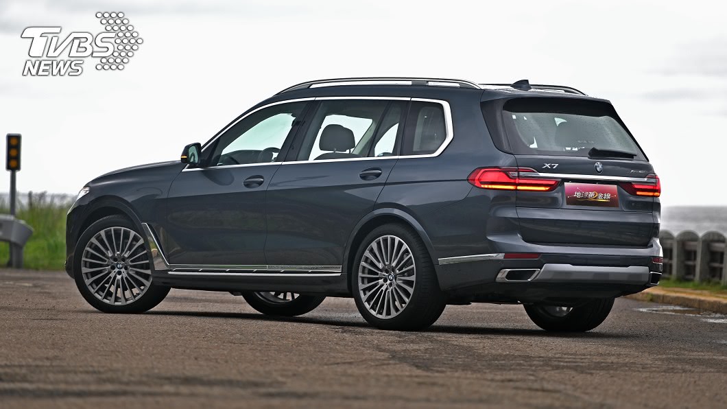 BMW X7的車身尺碼超過1.8米，車長也有5.1米，身形相當龐大。