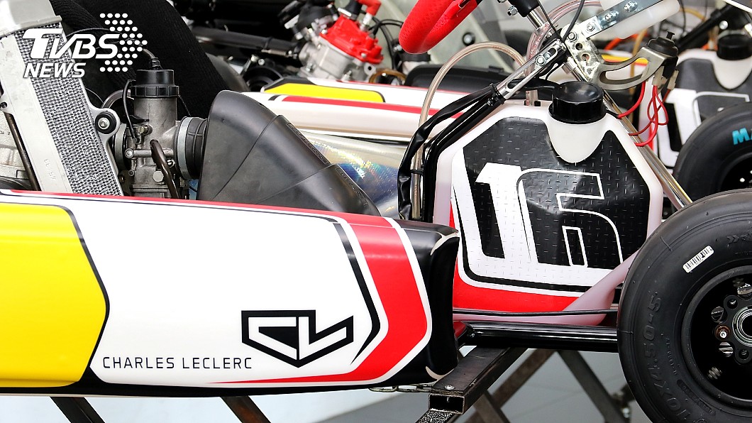 油箱貼有Charles Leclerc的16號車號。