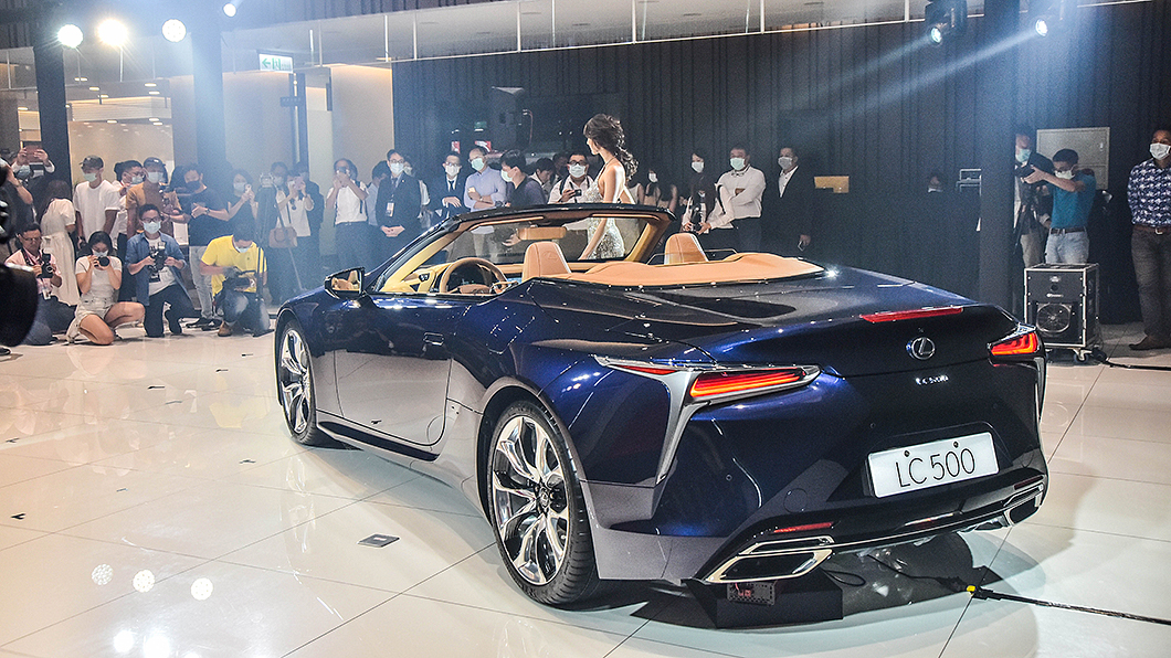LC 500 Convertible配備有 可變排氣閥門、引擎聲浪響鳴器以及可過濾噪音留下純粹引擎聲浪之ANC主動降噪系統，創造出色聽覺饗宴。