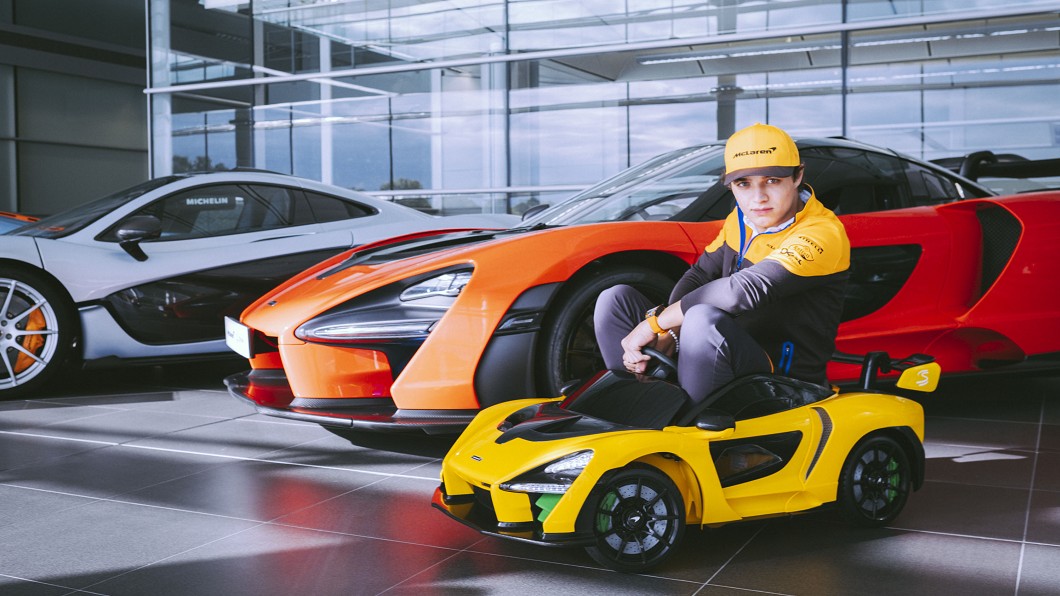 雖然Senna Ride-On瞄準3至6歲孩童,但McLaren車隊F1車手Lando Norris仍難擋魅力搶先試駕。(圖片來源/ McLaren)