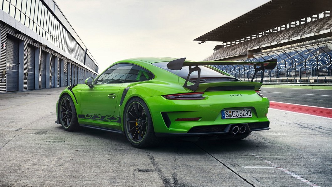 911 GT3 RS尾翼採用鋁合金腳架及碳纖維翼面材質。(圖片來源/ Porsche)