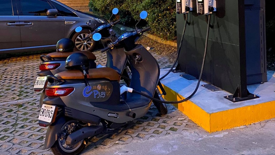 在馬祖租騎eMoving iE125電動機車,即可享租$500送$500馬祖名店消費金之優惠。(圖片來源/ eMoving)