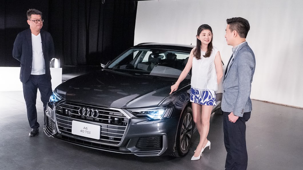 楊欣儒:葉子板折角展現Audi造車工藝。蘇宗怡:運用手指頭從頭劃到尾,就能感覺到這細膩工藝。