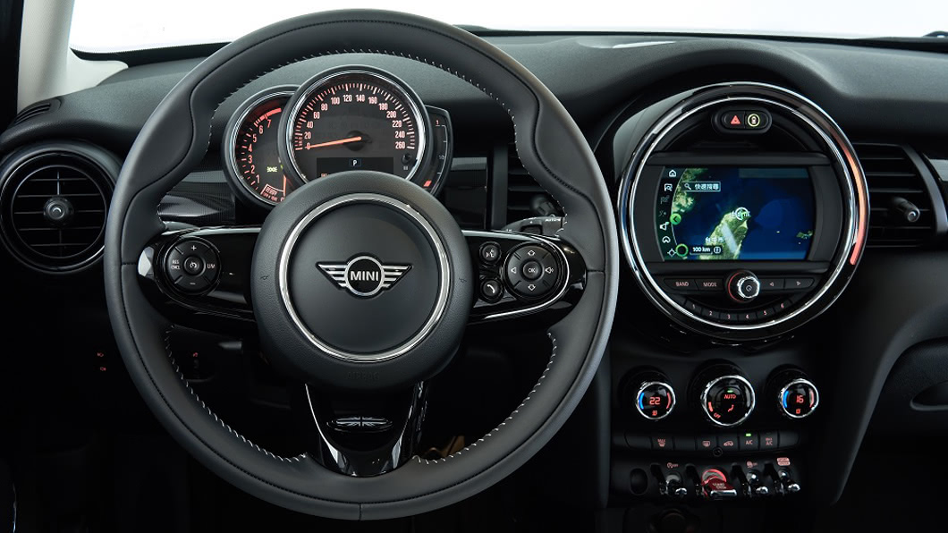 內裝方面則具備6.5吋MINI原廠導航系統與無線Apple CarPlay。(圖片來源/ MINI)