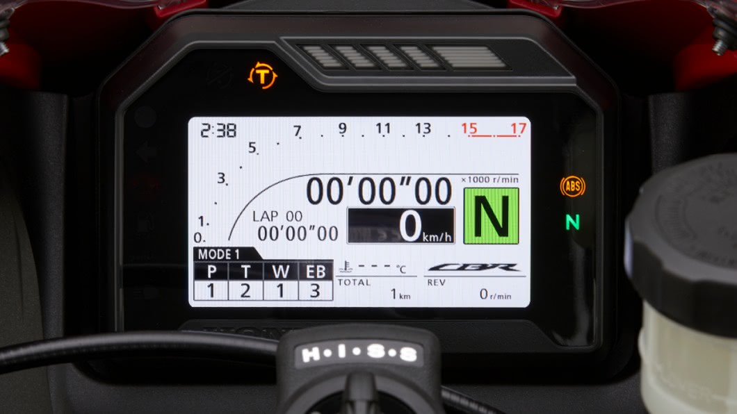 透過CBR600RR全彩儀表板,可以查看許多車輛資訊。(圖片來源/ Honda)