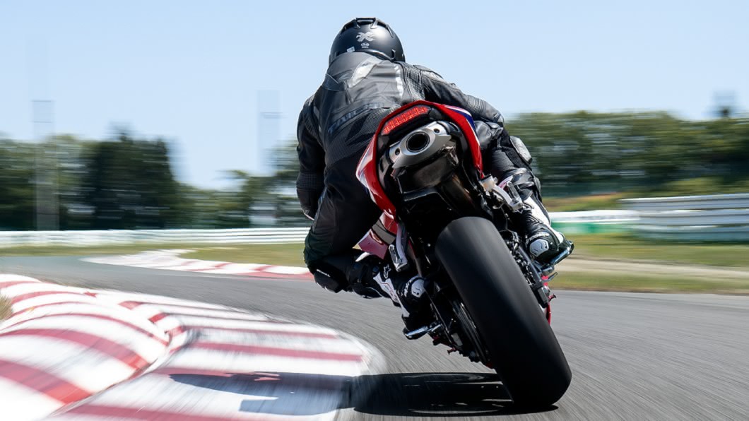 CBR600RR車尾延續經典的中置排氣管設計。(圖片來源/ Honda)