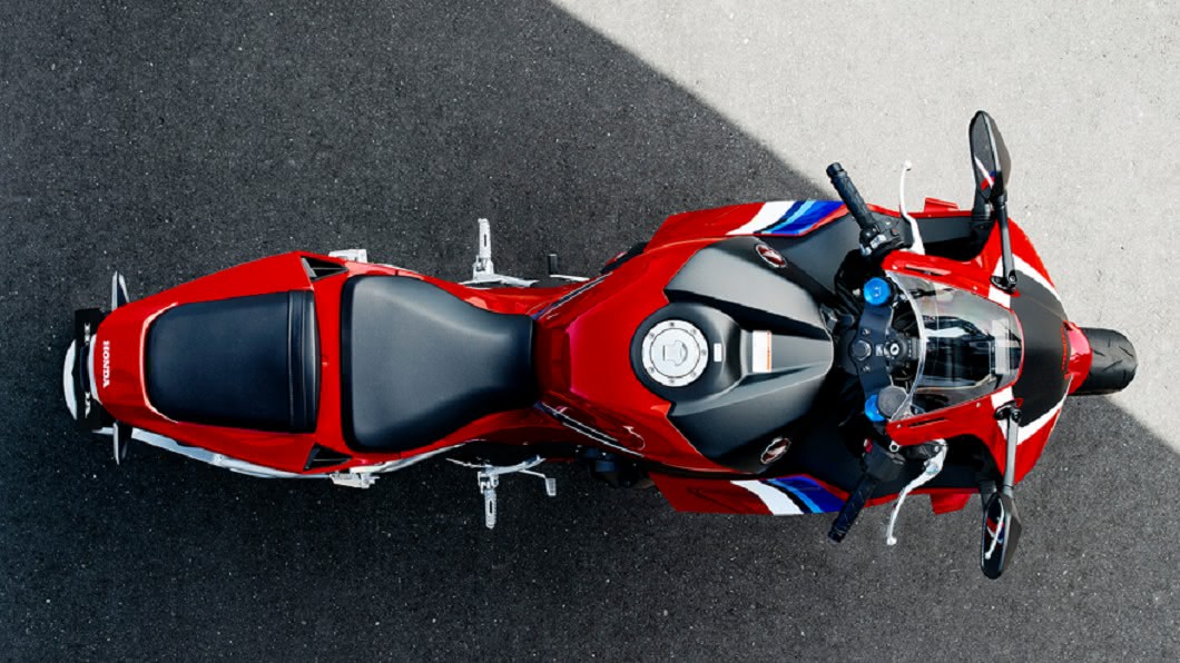 CBR600RR的座高為820mm,車重則為194kg。(圖片來源/ Honda)