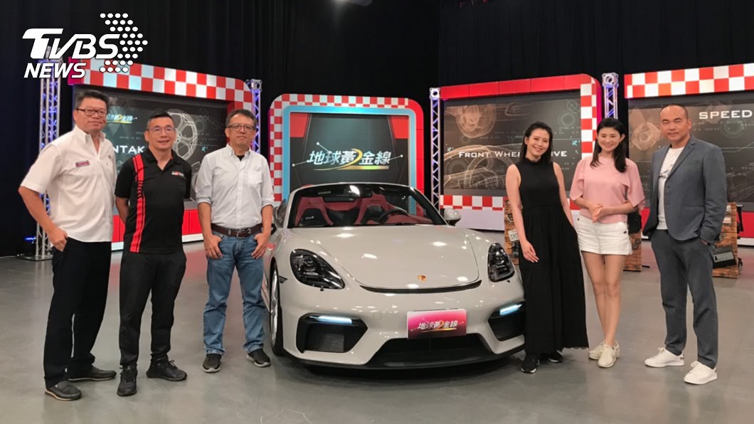 劉品言、主持人蘇宗怡及車評一起合照。(圖片來源/ 地球黃金線)