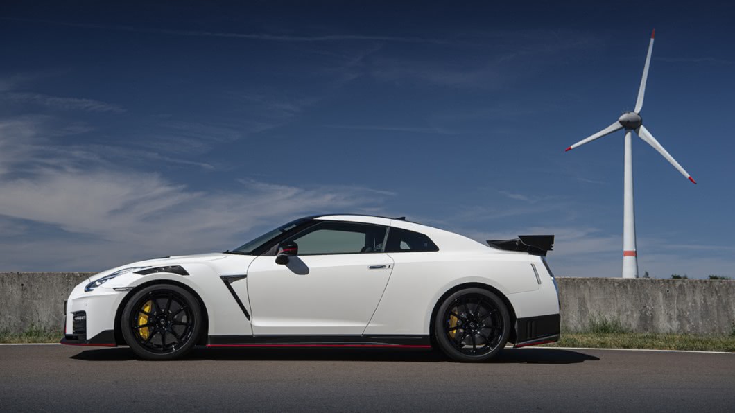 GT-R NISMO版本在外觀上更具有侵略性,可以見到眾多碳纖維組件。(圖片來源/ Nissan)