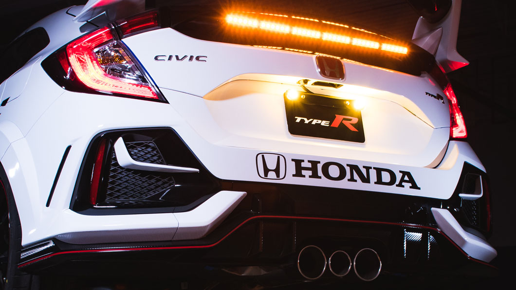 Civic Type-R安全車採用2.0升四缸渦輪增壓引擎,可以創造超過300hp的最大馬力。(圖片來源/ Honda)