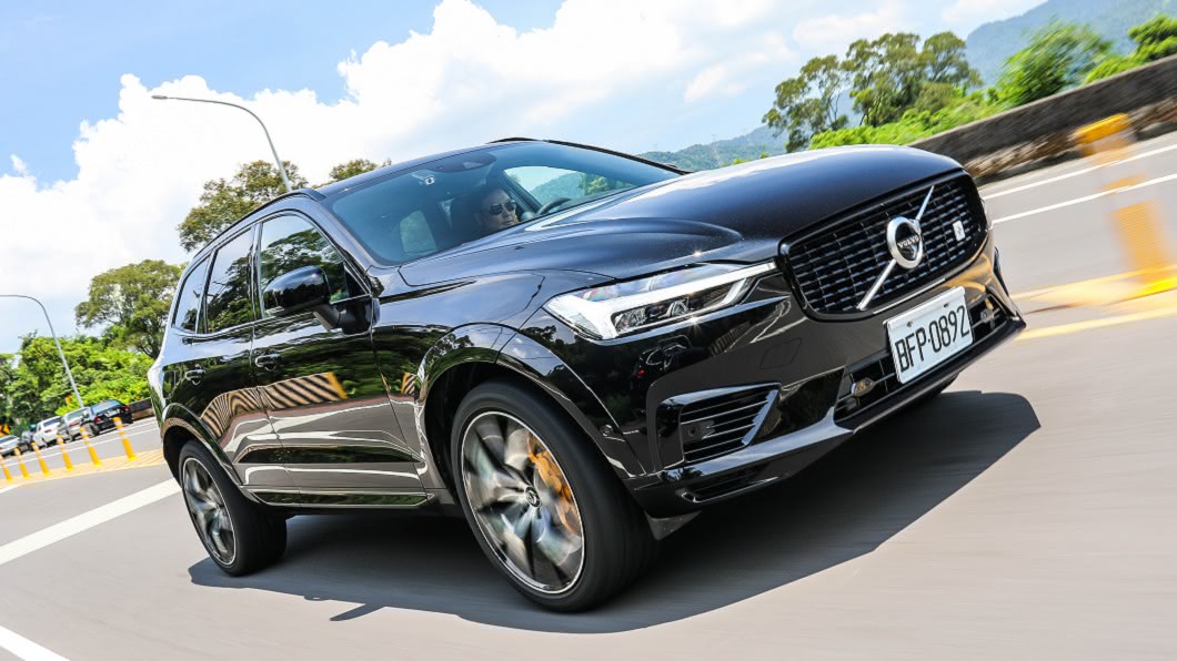 藉由底盤與煞車系統強化，XC60 Polestar Engineered能夠帶來出色操控樂趣。