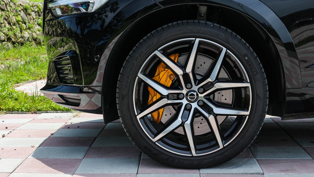 外觀以21吋Polestar輪圈最為醒目。