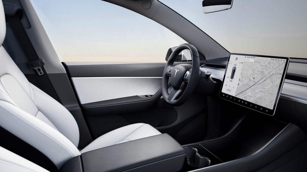 Tesla Model Y內裝維持簡潔配置,並導入15吋觸控螢幕及大面積玻璃車頂。(圖片來源/ Tesla)