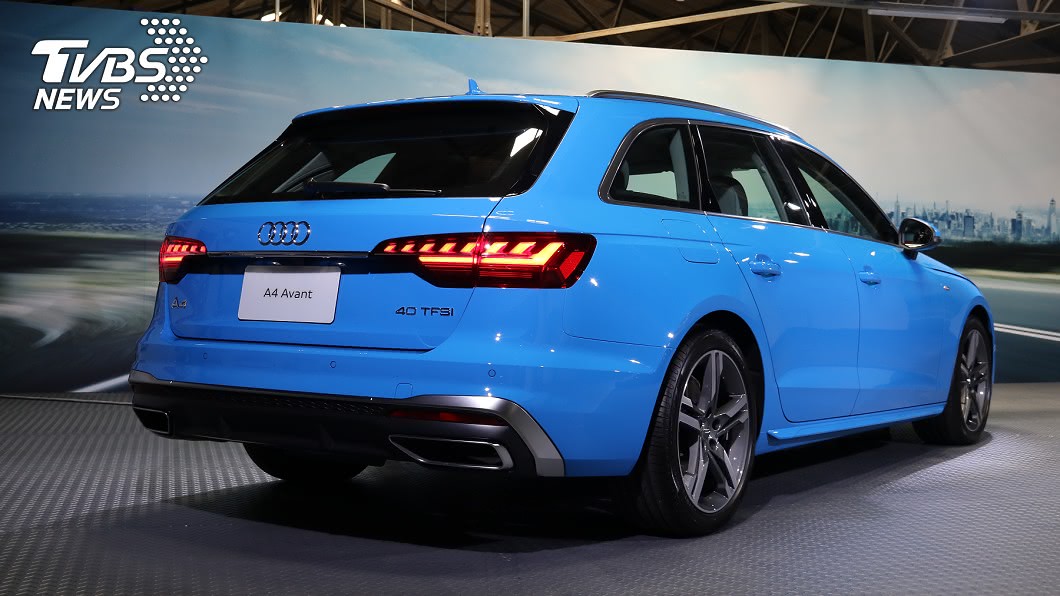 車尾仿效新世代A8,不但運用鍍鉻飾條連接左右兩側尾燈,燈組亦是新世代設計。