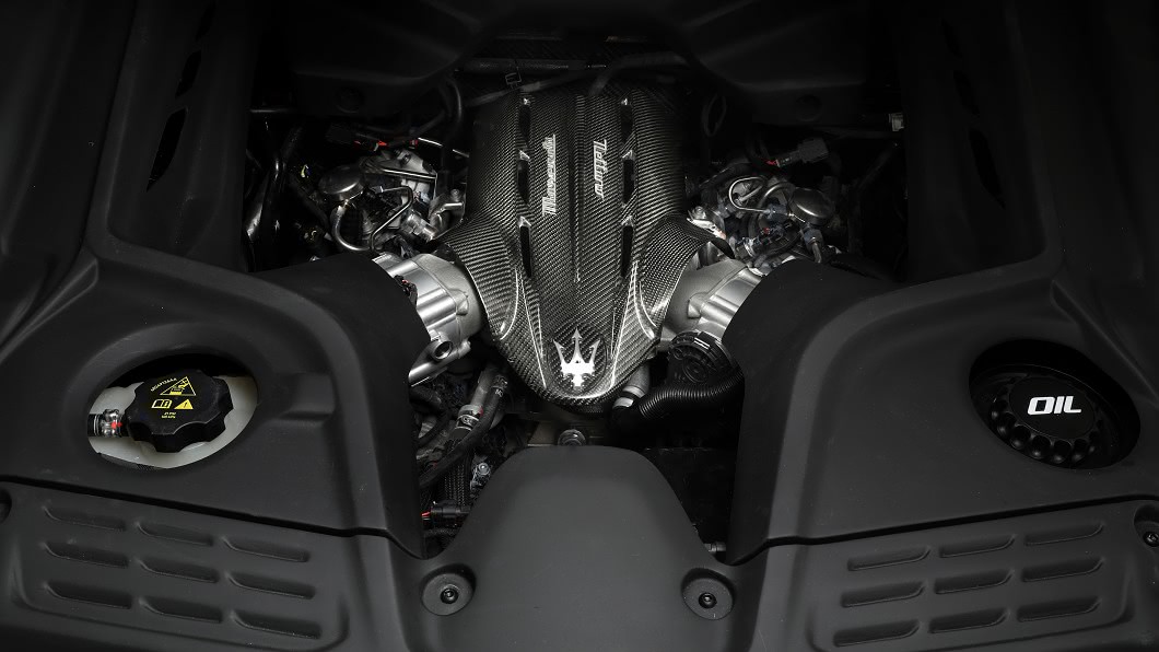 具備621hp馬力的3.0升V6雙渦輪增壓引擎,可在 2.9秒內完成 0-100 km/h 加速。(圖片來源/ Maserati)