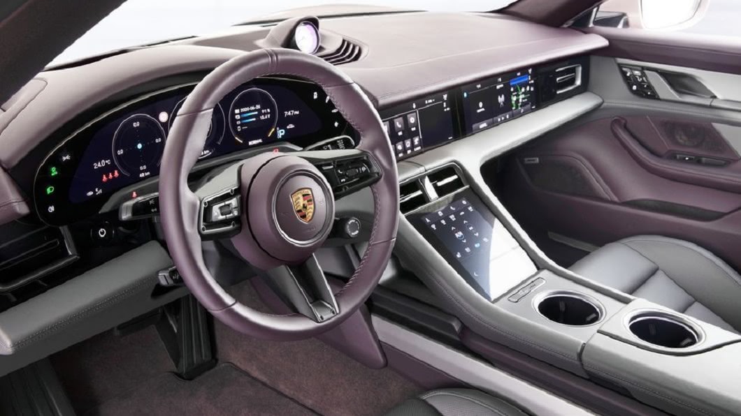 冰莓粉色Taycan在內裝上也充滿粉色系元素。(圖片來源/ Porsche)