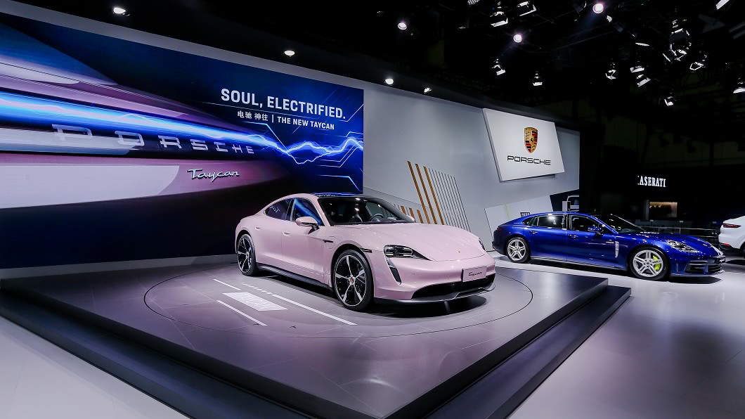 「冰莓粉」Taycan在成都車展上現身。(圖片來源/ Porsche)