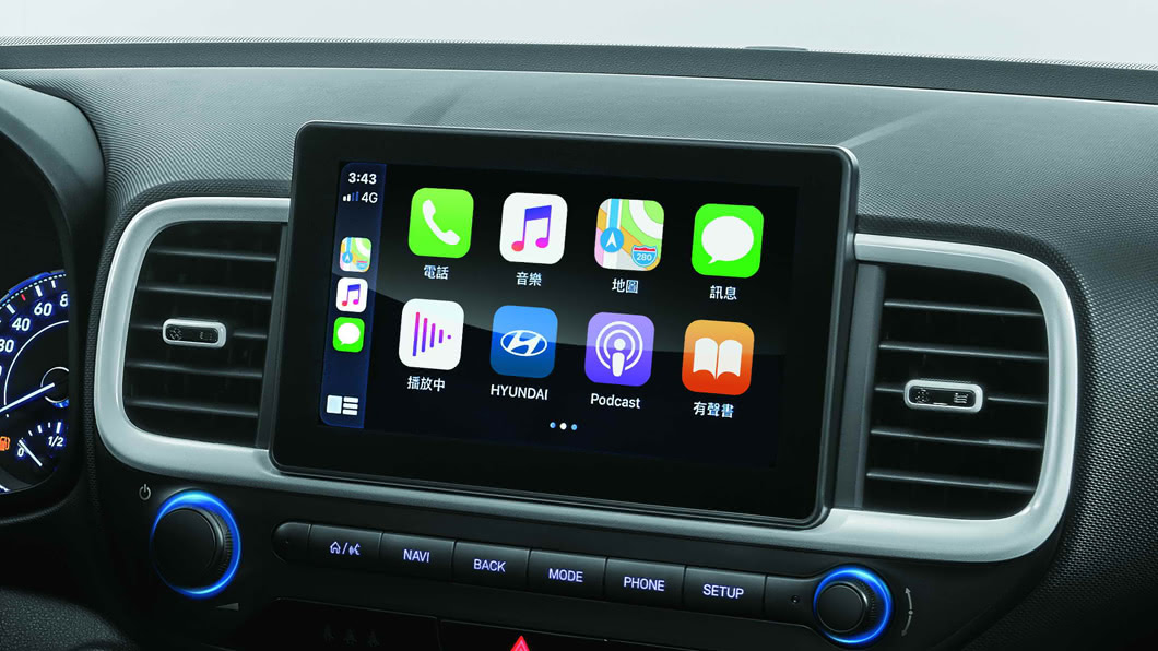 中央8吋液晶螢幕具備Apple CarPlay功能,中階以上車型還配有倒車顯影。(圖片來源/ Hyundai)
