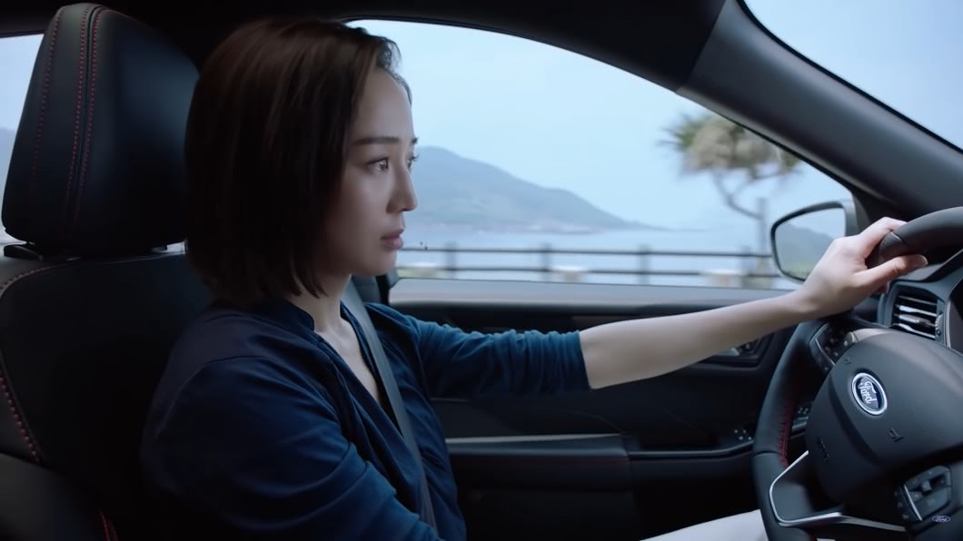 張鈞甯駕駛著Ford Kuga。(圖片來源/ Ford Youtube)