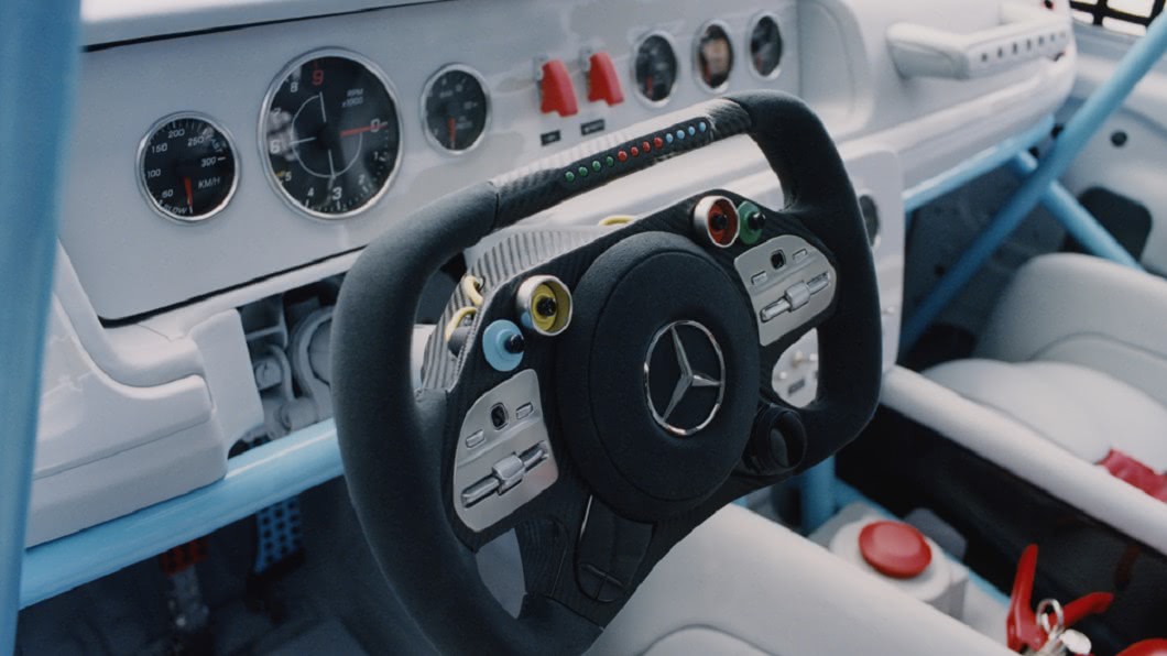 駕駛介面採用類似F1賽車的方向盤。(圖片來源/ M-Benz)