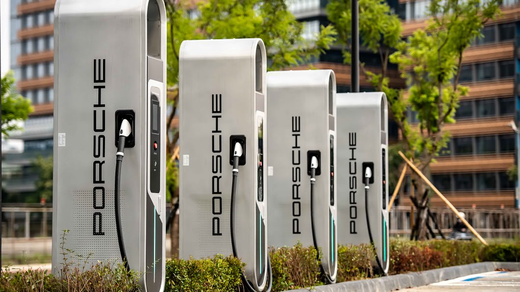為迎接全新純電跑車Taycan，台灣保時捷也已積極佈局充電設備與基礎設施。