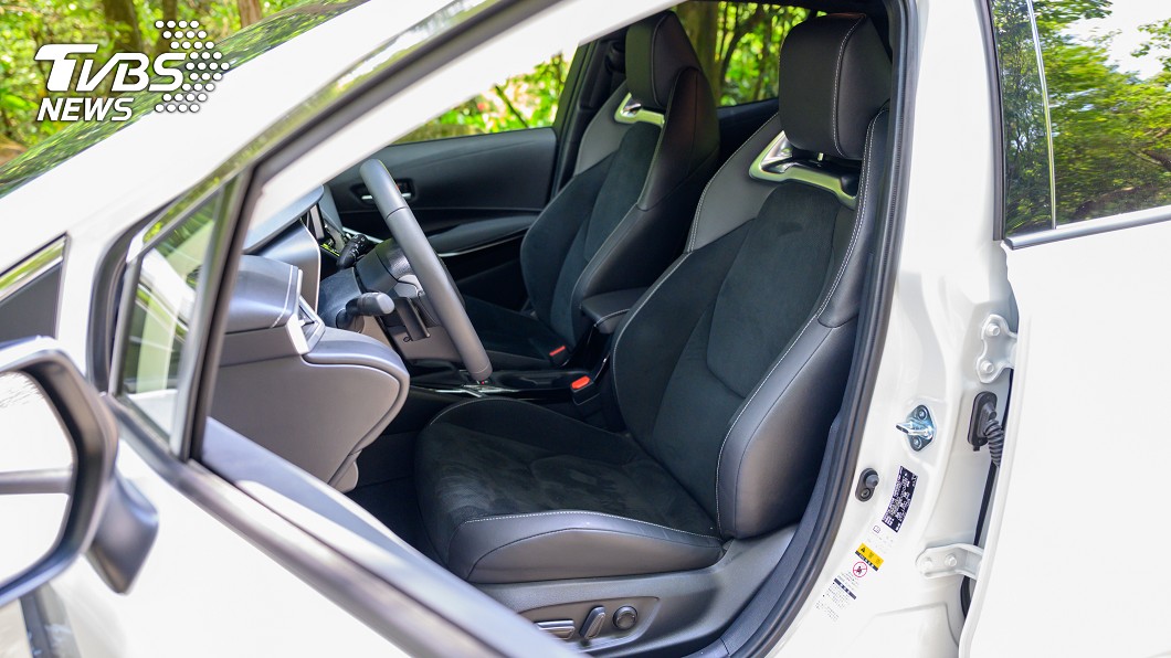 全車搭配桶型賽車座椅。