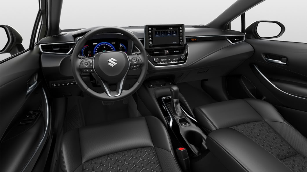 座艙設計維持與Corolla Touring Sports相同,沿用三輻式多功能方向盤、懸浮式中控觸控螢幕等設計。(圖片來源/ Suzuki)