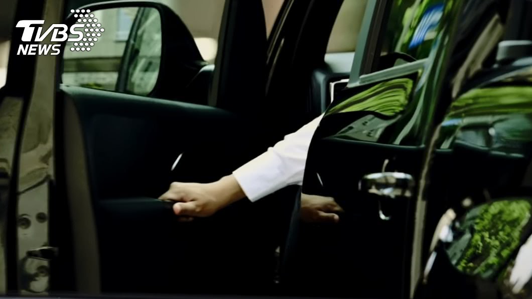 突然開車門害騎士摔飛 如何下車才正確?