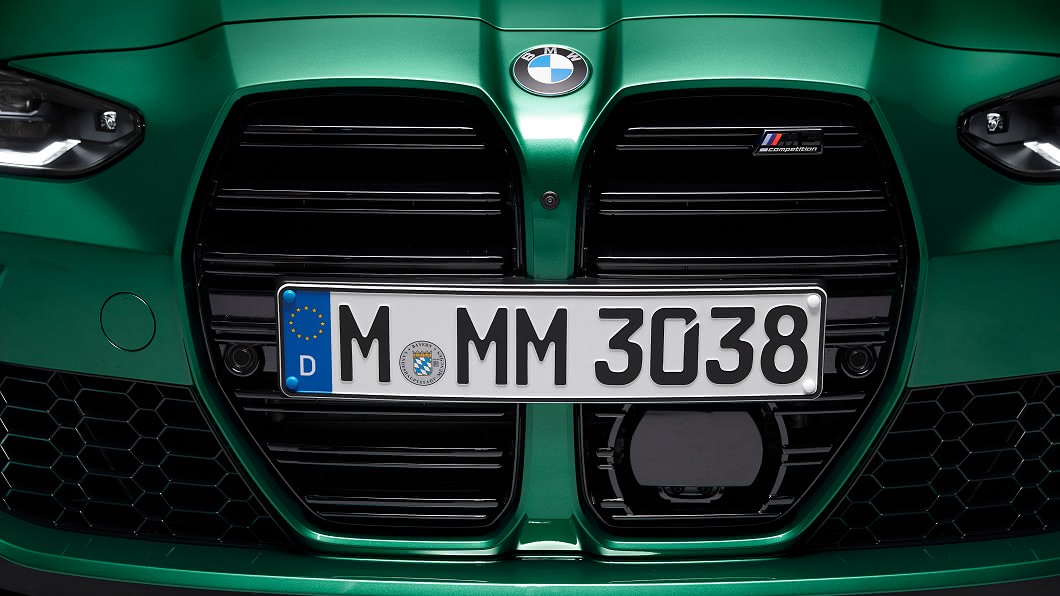 全新BMW M3、M4具備了大膽的外形設計,巨大的垂直水箱護罩從前保桿上端延伸到底部。(圖片來源/ BMW)
