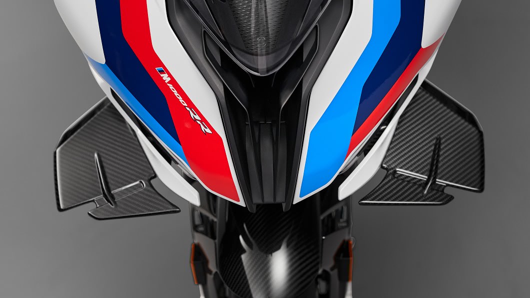 BMW M1000RR配置了碳纖維定風翼。(圖片來源/ BMW)