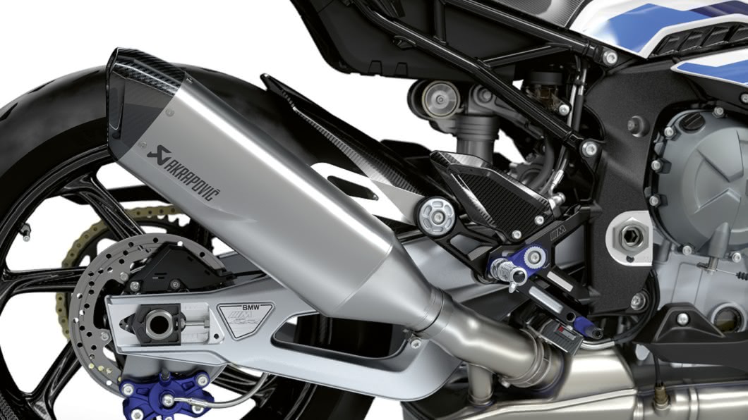 M1000RR配置了Akrapovic的全段鈦合金排氣管。(圖片來源/ BMW)