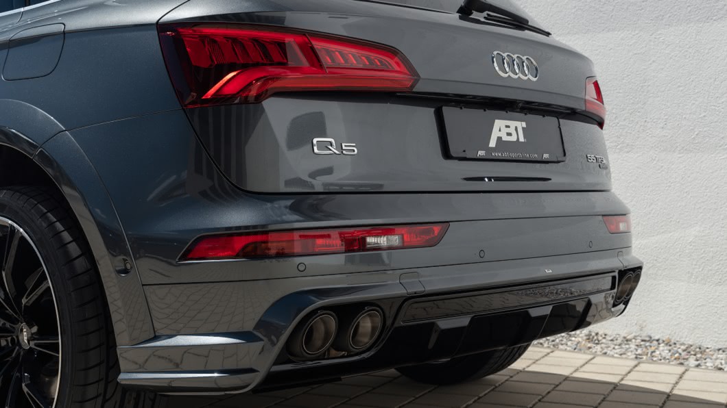 車尾搭配「實體」排氣管搭配碳纖維尾飾管。(圖片來源/ Abt Sportsline)