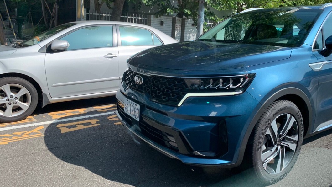 車頭設計將頭燈包進水箱護罩線條之中,營造Tiger Nose新詮釋。(圖片來源/ 森那美起亞)