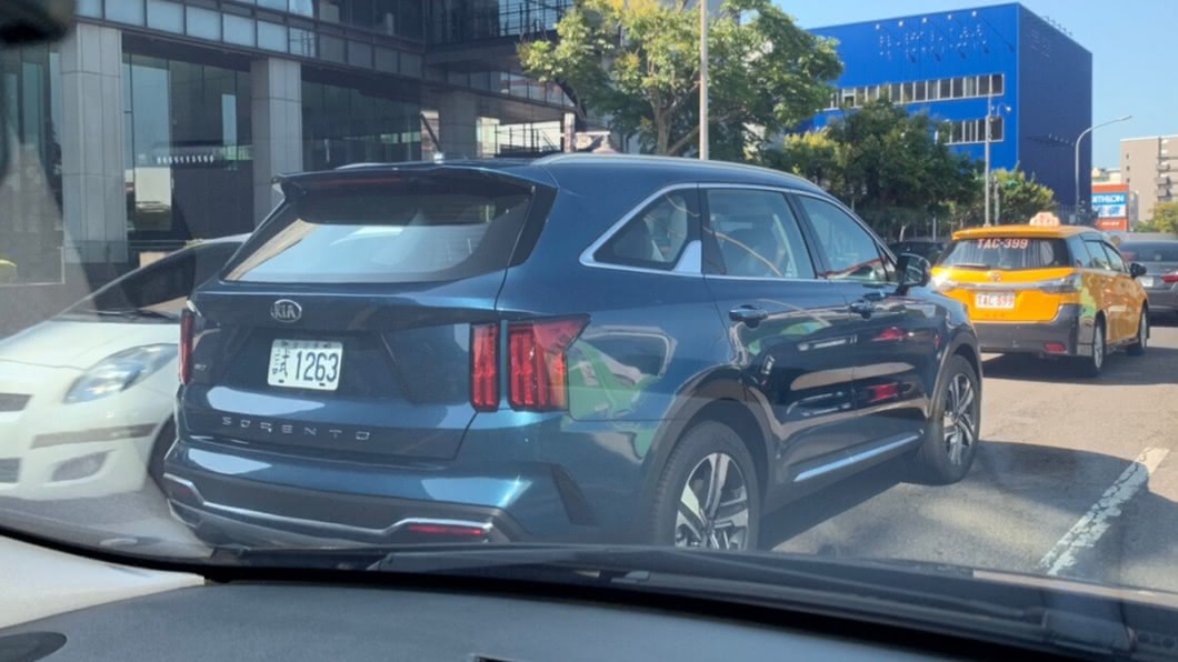車尾植入獨特分離式尾燈。(圖片來源/ 森那美起亞)