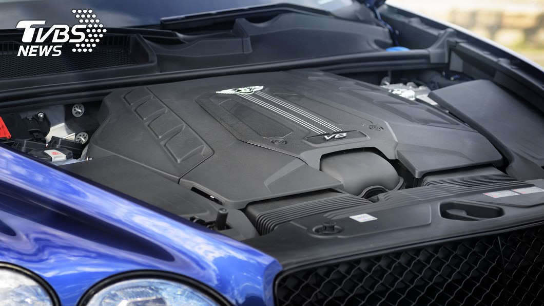 Bentayga V8小改款換上全新4.0升V8雙渦輪引擎,擁有550匹馬力與78.5公斤米扭力強大輸出,且運轉質感與寧靜度均屬上乘。