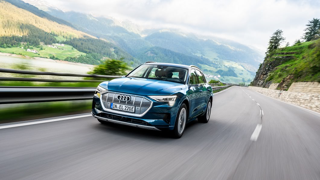 e-tron與e-tron Sportback皆提供50 quattro S line與55 quattro S line兩種車型選擇。(圖片來源/ Audi)