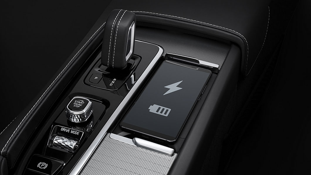 2021年式開始導入手機無線充電板。(圖片來源/ Volvo)