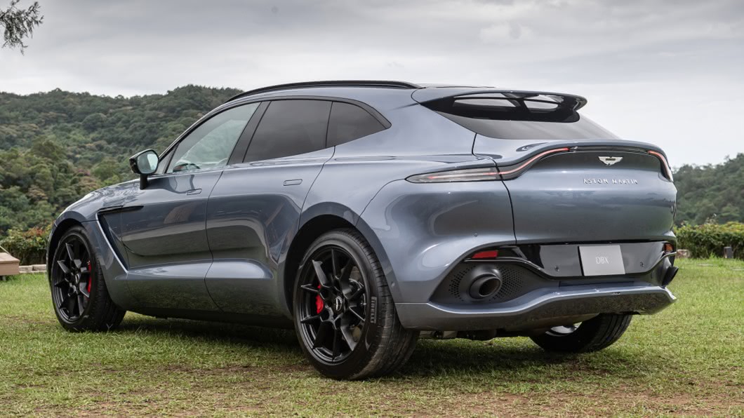 車尾導入新世代Vantage尾燈設計概念。(圖片來源/ Aston Martin)