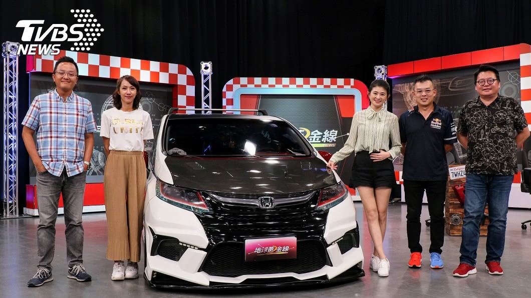賽車玩家沈慧蘭在節目中說明，該如何選擇家中第二輛車。(圖片來源/ 地球黃金線)