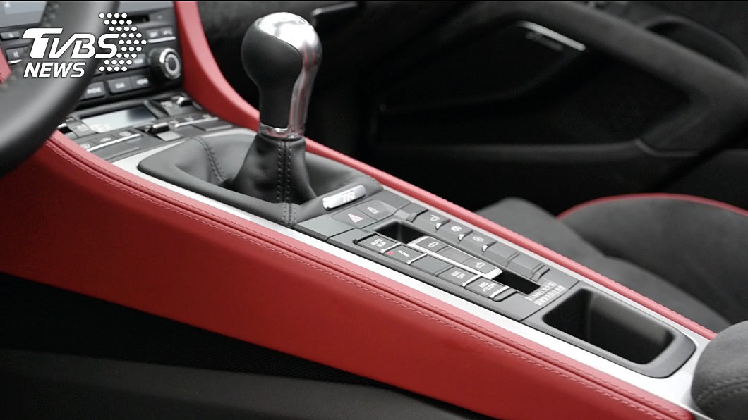 718 Spyder配備六速手排變速箱,以及Auto Blip自動補油系統。