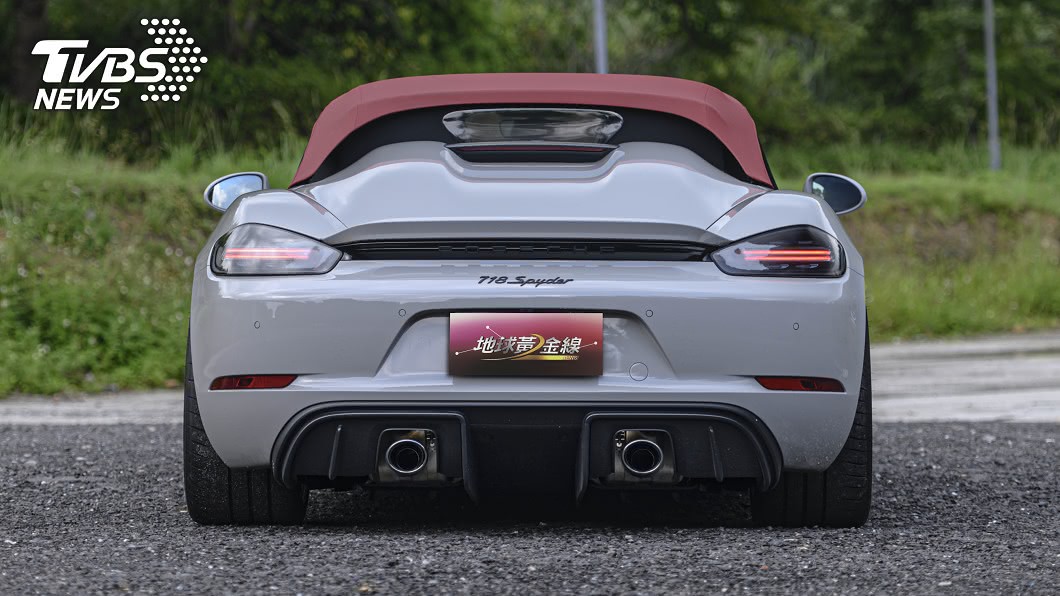 718 Spyder的頂篷設計巧妙融入車身線條。