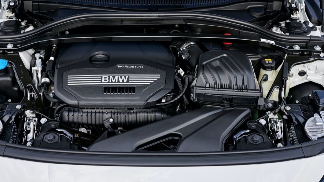 BMW 128 ti搭載2.0升四缸渦輪增壓引擎,可以創造262匹最大馬力。(圖片來源/ BMW)