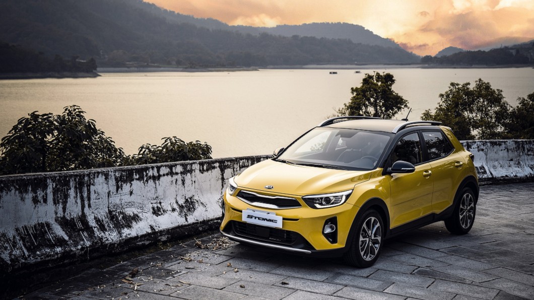 跨界休旅KIA Stonic,全車系標配DRIVE WiSE智慧安全輔助系統,7-8月也接連創下亮眼銷售佳績!本月入主享低頭款2.2萬,低月付10,288元起。(圖片來源/ Kia)