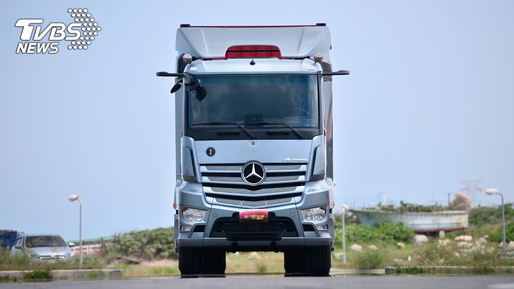 M-Benz於8/12正式導入商用卡車Actros，配備了獨立尾車煞車的功能，加上原有的Hill Holder斜坡輔助系統、BAS煞車力道輔助、ALB荷重感應煞車等技術。 (圖片來源/ TVBS)
