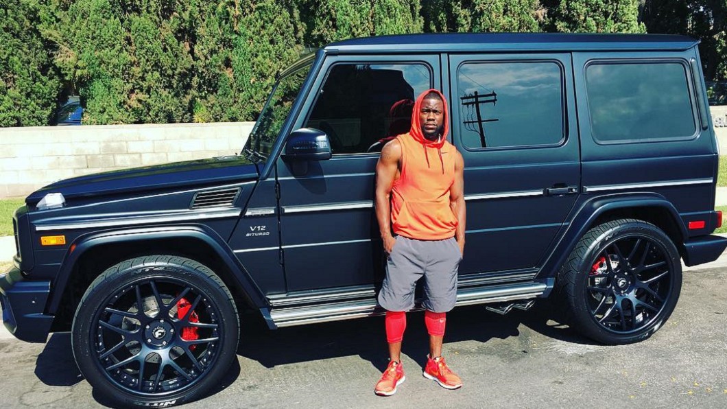 美國喜劇演員Kevin Hart站在愛車G65 AMG旁看起來相當帥氣。(圖片來源/ Kevin Hart instagram)