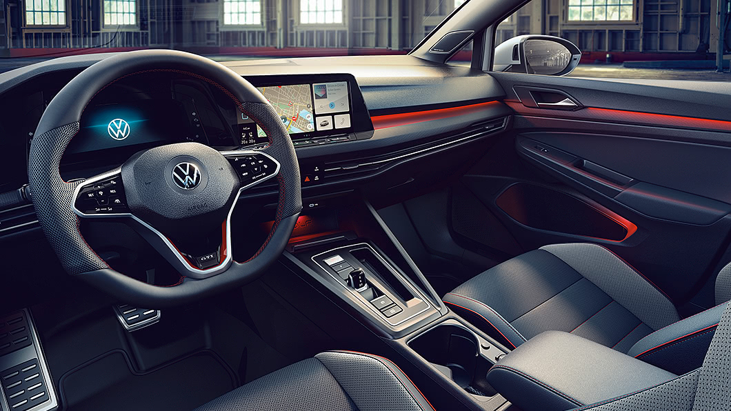 新世代Golf GTI Clubsport車內保留8代Golf科技化鋪陳,再透過細節點綴呼應強勁性能表現。(圖片來源/ Volkswagen)