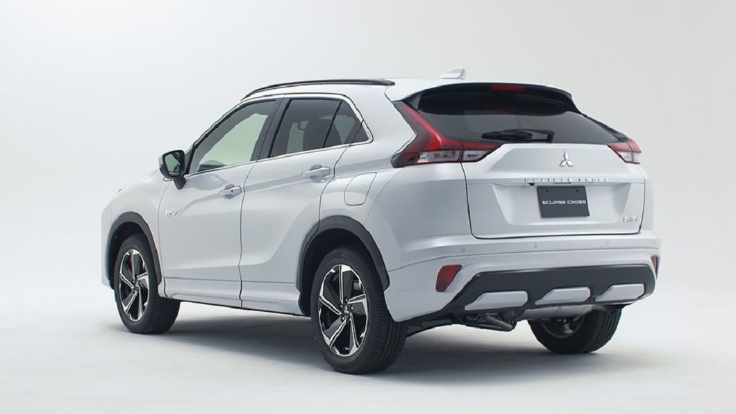車尾取消雙層式後擋風玻璃，也移除中央燈條。(圖片來源/ Mitsubishi)